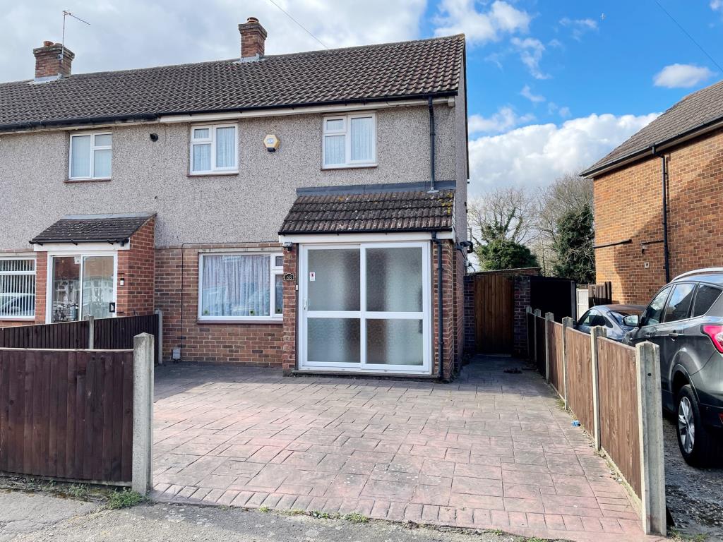 Lot: 45 - TWO-BEDROOM END-TERRACE HOUSE - Front elevation of 2 bedroom end terrace house in Farm Avenue Swanley going to auction